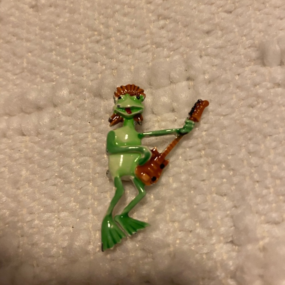 ⚫️ Frog playing guitar pin